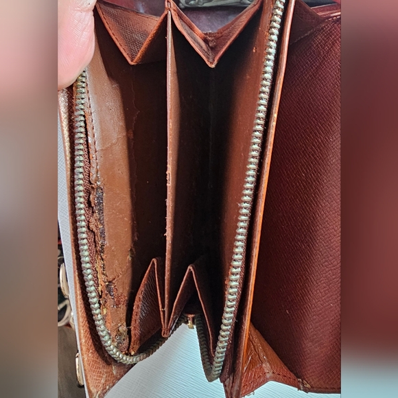 Louis Vuitton Monogram Wallet Authentic Logo GUC minor callouts in coin pouch - Picture 16 of 16